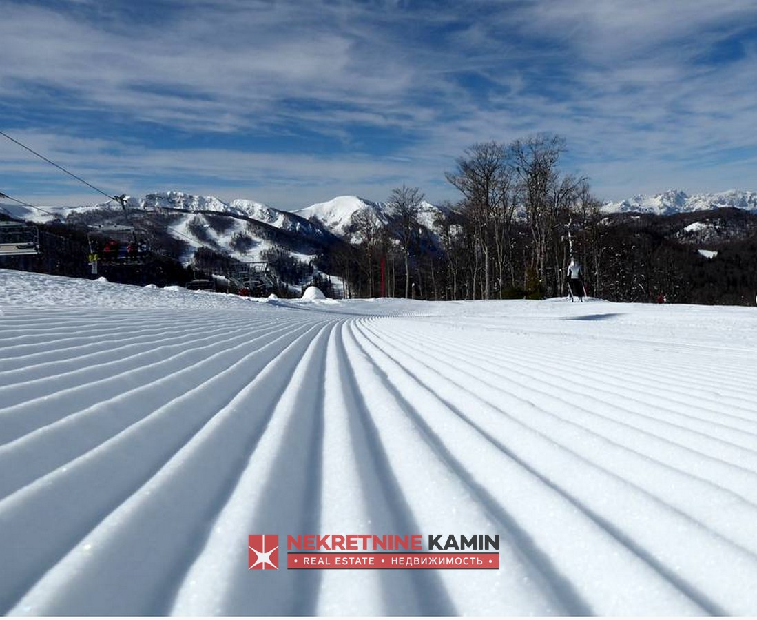 Na prodaju plac sa starijom kućom pored ski-centra, Vučje
